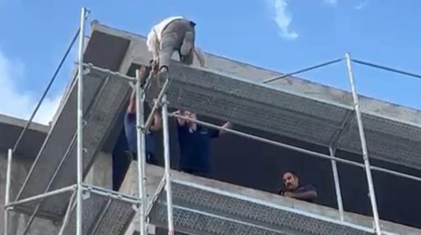 Binadan atlamak isteyen şahsı, itfaiye ekipleri ikna etti