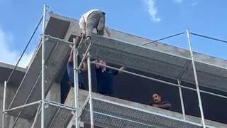 Binadan atlamak isteyen şahsı, itfaiye ekipleri ikna etti