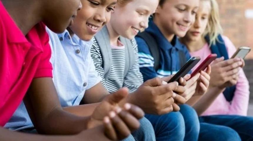 Karar alındı, seneye uygulamaya giriyor! O ülkede okullarda telefon yasaklanıyor