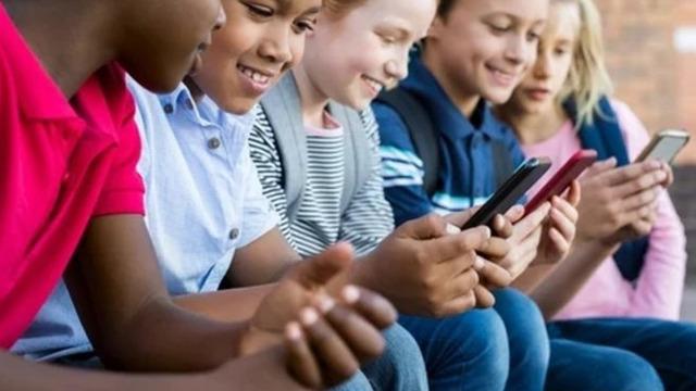 Karar alındı, seneye uygulamaya giriyor! O ülkede okullarda telefon yasaklanıyor