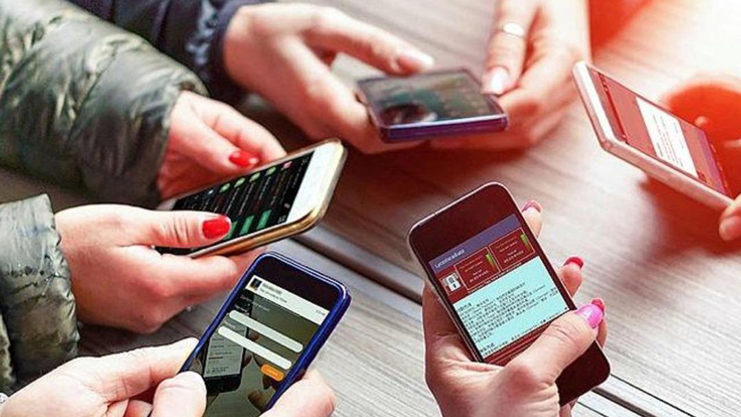 Karar alındı, seneye uygulamaya giriyor! O ülkede okullarda telefon yasaklanıyor 1