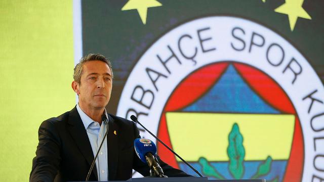 Ali Koç’un basın toplantısında ilginç anlar! Hakan Safi’ye teşekkür etti sonra durmadı: “Kendini alkışlama biz alkışlayalım”