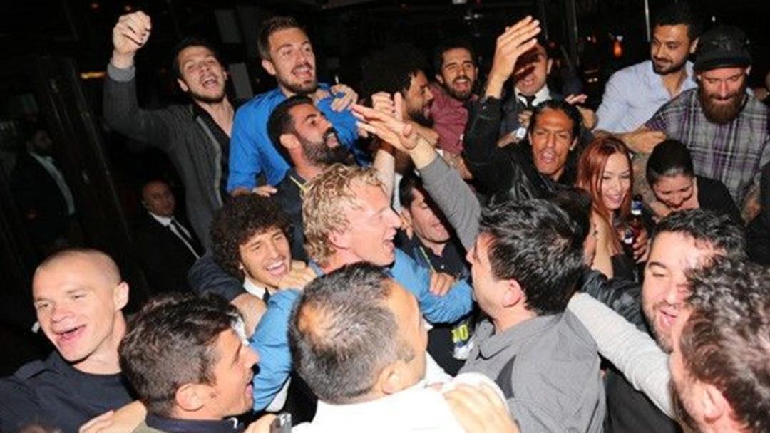 Şampiyonluk yemeğinde &ccedil;ılgın eğlence