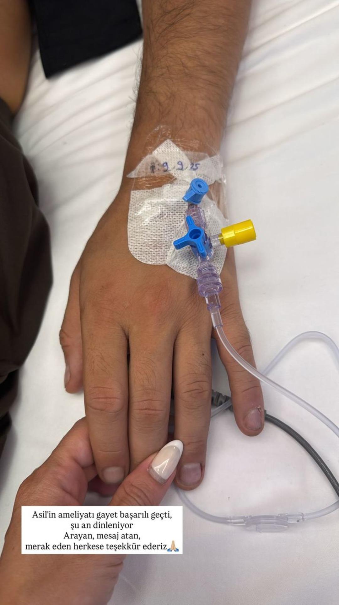 Ünlü şarkıcı Asil Gök ameliyat oldu! Hastane odasından paylaştı 2