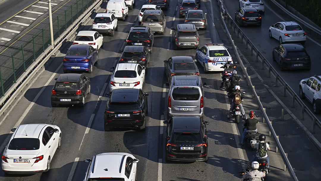 İstanbul da haftanın üçüncü iş gününde trafik felç! Yoğunluk yüzde 72 ye çıktı 1