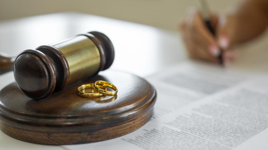 Anayasa Mahkemesi'nde kritik dava: Boşanan kadınların 300 gün bekleme şartı gündemde!