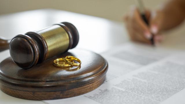 Anayasa Mahkemesi'nde kritik dava: Boşanan kadınların 300 gün bekleme şartı gündemde!