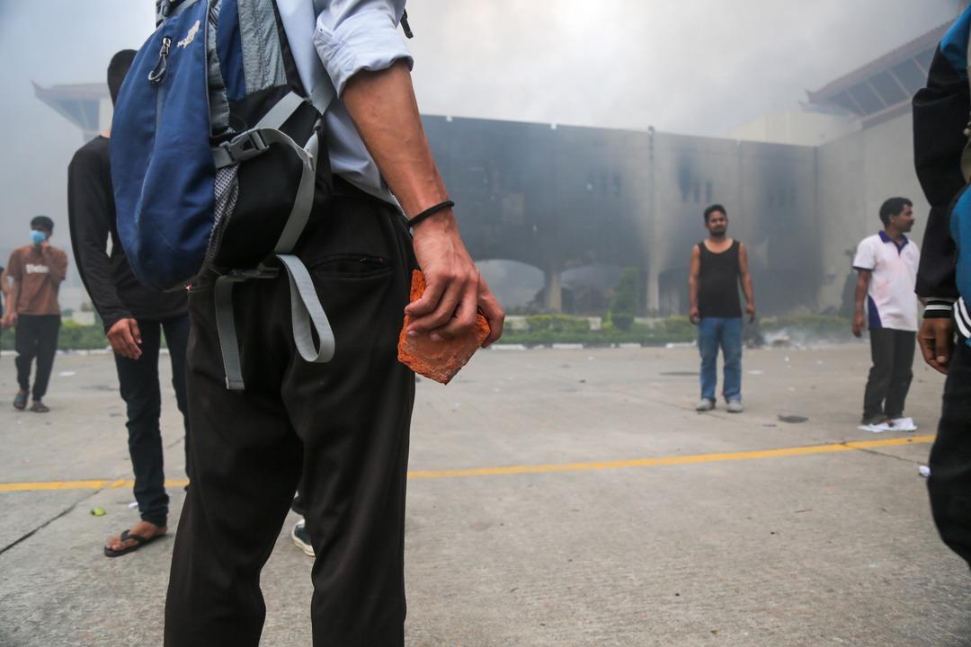 Uçuşları iptal edildi, mahkumlar hapishaneden kaçtı! Türkiye nin gitmeyin dediği ülkede medya binası ateşe verildi 1