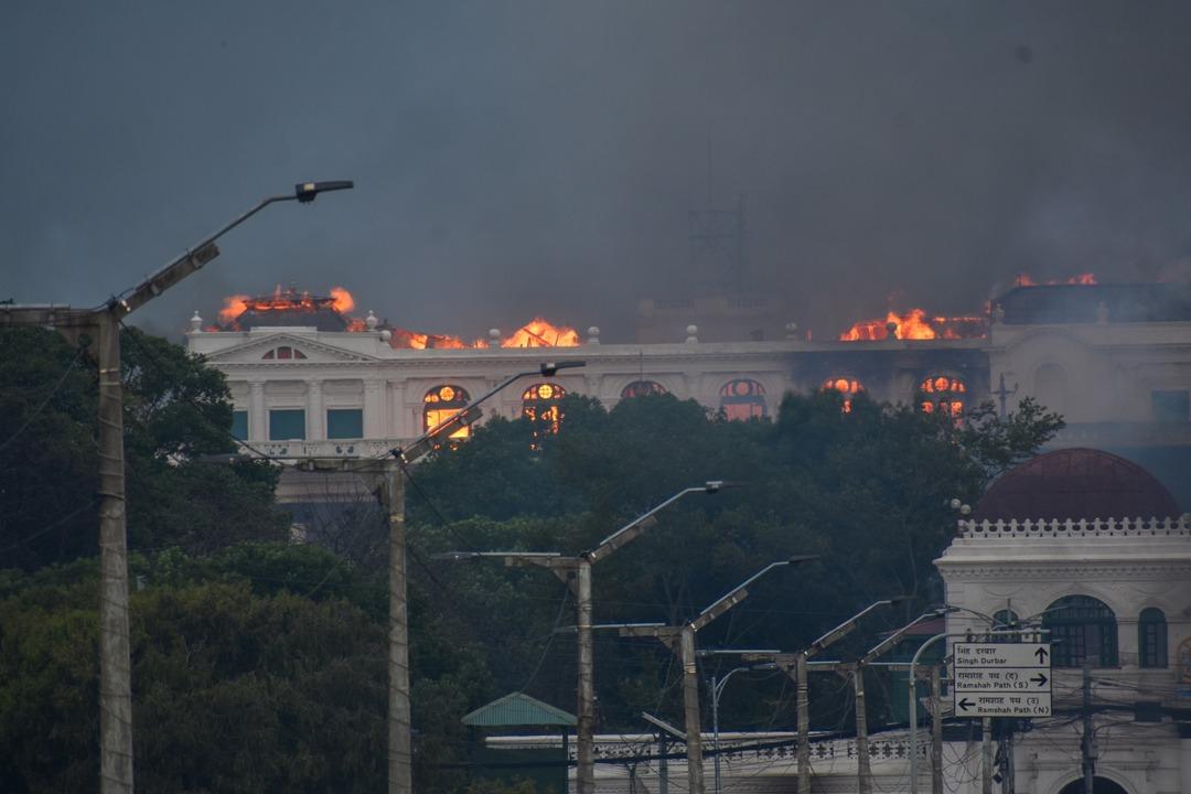 Uçuşları iptal edildi, mahkumlar hapishaneden kaçtı! Türkiye nin gitmeyin dediği ülkede medya binası ateşe verildi 3