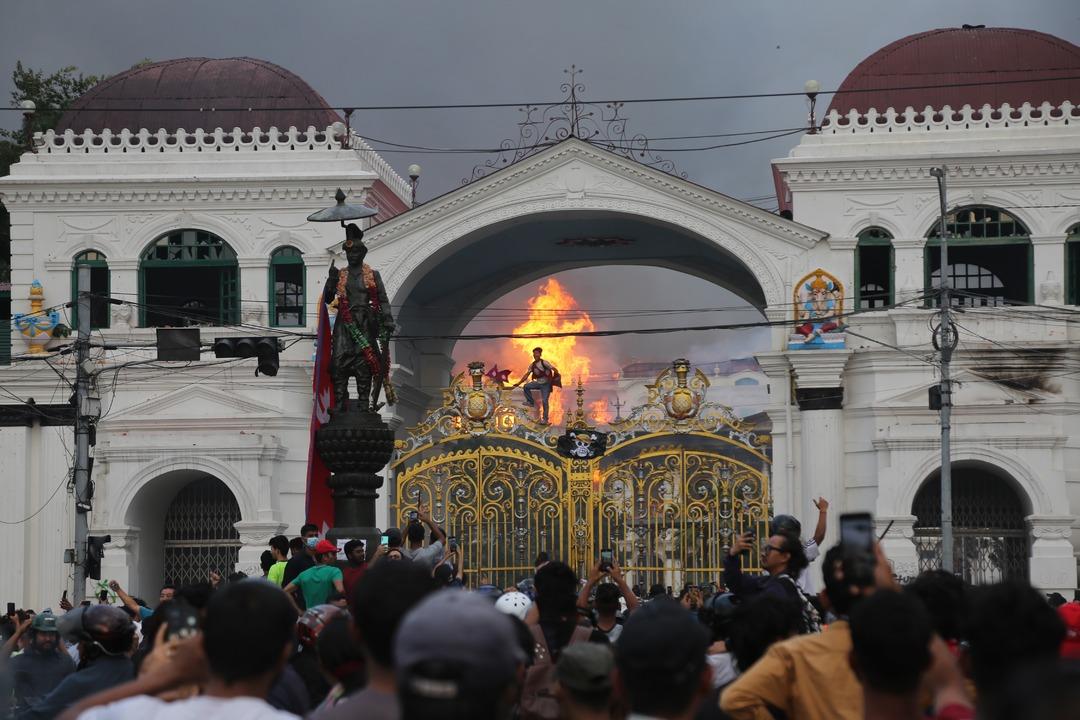 Uçuşları iptal edildi, mahkumlar hapishaneden kaçtı! Türkiye nin gitmeyin dediği ülkede medya binası ateşe verildi 4