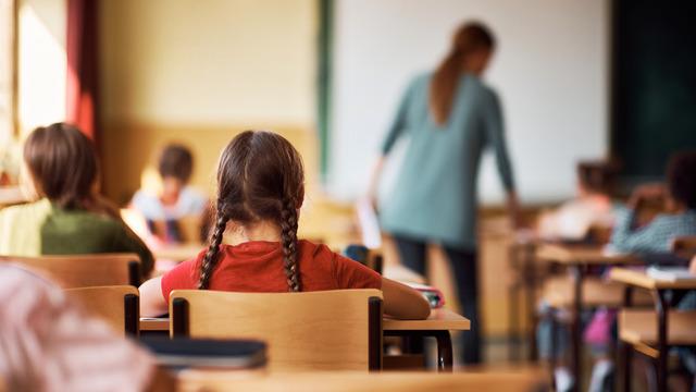 Ülkedeki tüm okullarda tamamen yasaklanıyor! 2026'da başlayacak...