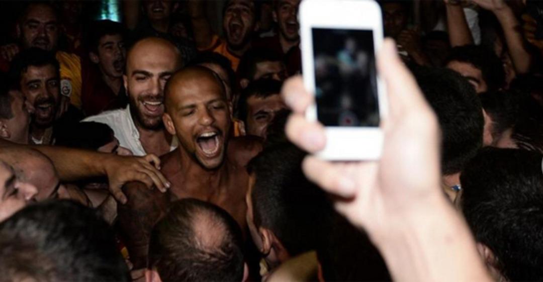 Melo taraftarla buluştu