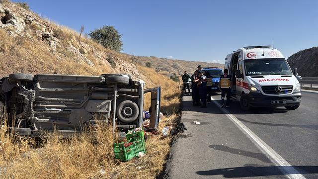 Sivas ta devrilen hafif ticari araçtaki 4 kişi yaralandı 1