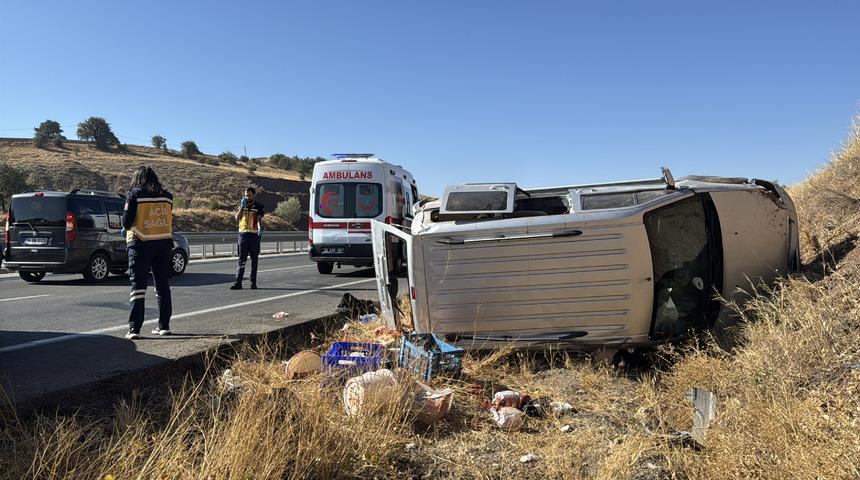 Sivas'ta devrilen hafif ticari araçtaki 4 kişi yaralandı