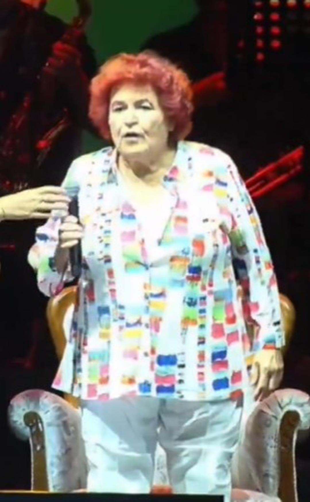 Selda Bağcan dan  koltuk  göndermesi! İzmir konserindeki o anlar viral oldu 2