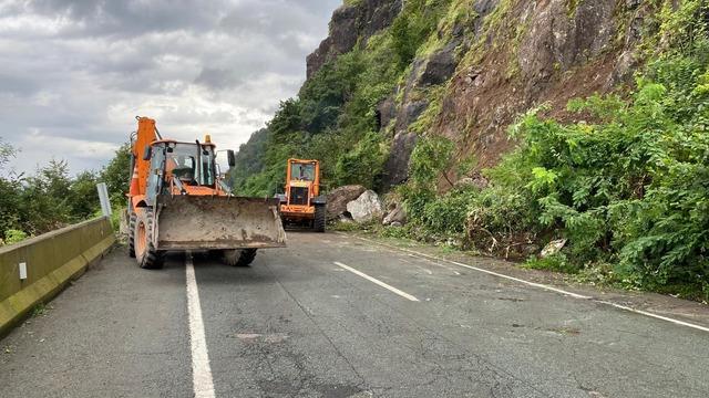 Artvin de heyelan nedeniyle Karadeniz Sahil Yolu ulaşımında aksama yaşandı 1