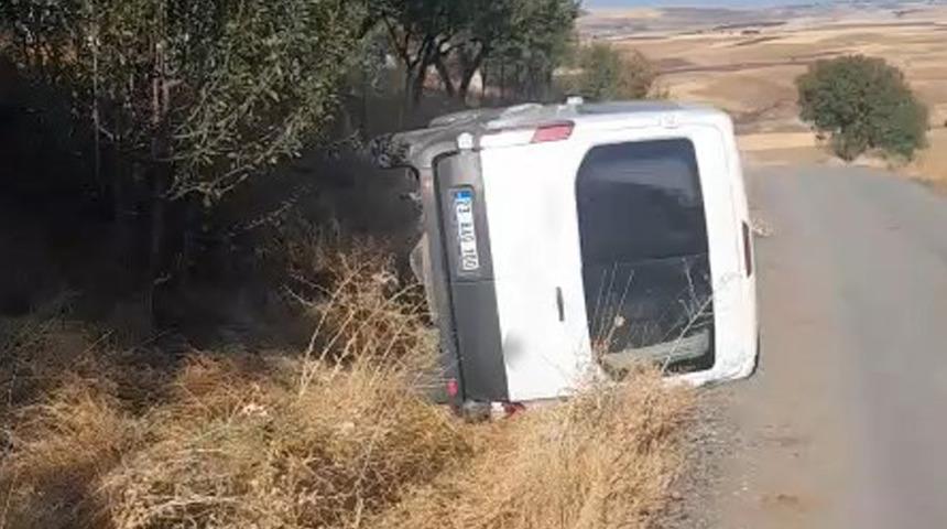 Elazığ'da öğrenci servisi devrildi, kazada yaralanan olmadı