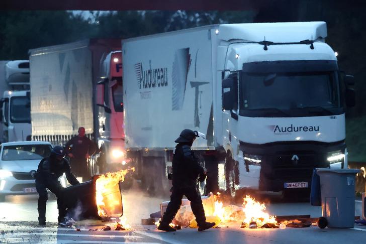 Protestonun adı 'Her şeyi engelle'! Fransa'da halk sokağa döküldü: Liseler, otoyollar, istasyonlar birbirine girdi... 200'e yakın gözaltı! G2