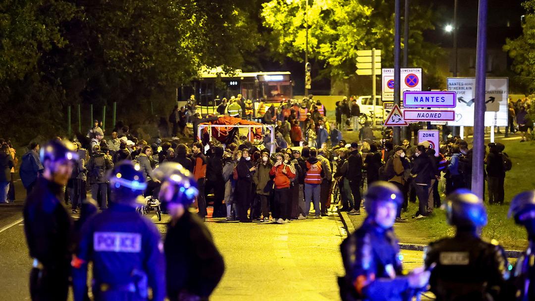 Protestonun adı 'Her şeyi engelle'! Fransa'da halk sokağa d&ouml;k&uuml;ld&uuml;: Liseler, otoyollar, istasyonlar birbirine girdi... 200'e yakın g&ouml;zaltı!