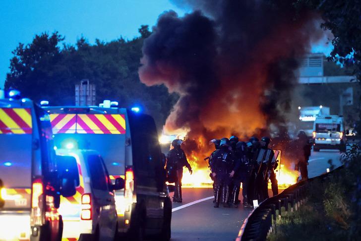 Protestonun adı 'Her şeyi engelle'! Fransa'da halk sokağa döküldü: Liseler, otoyollar, istasyonlar birbirine girdi... 200'e yakın gözaltı! G3