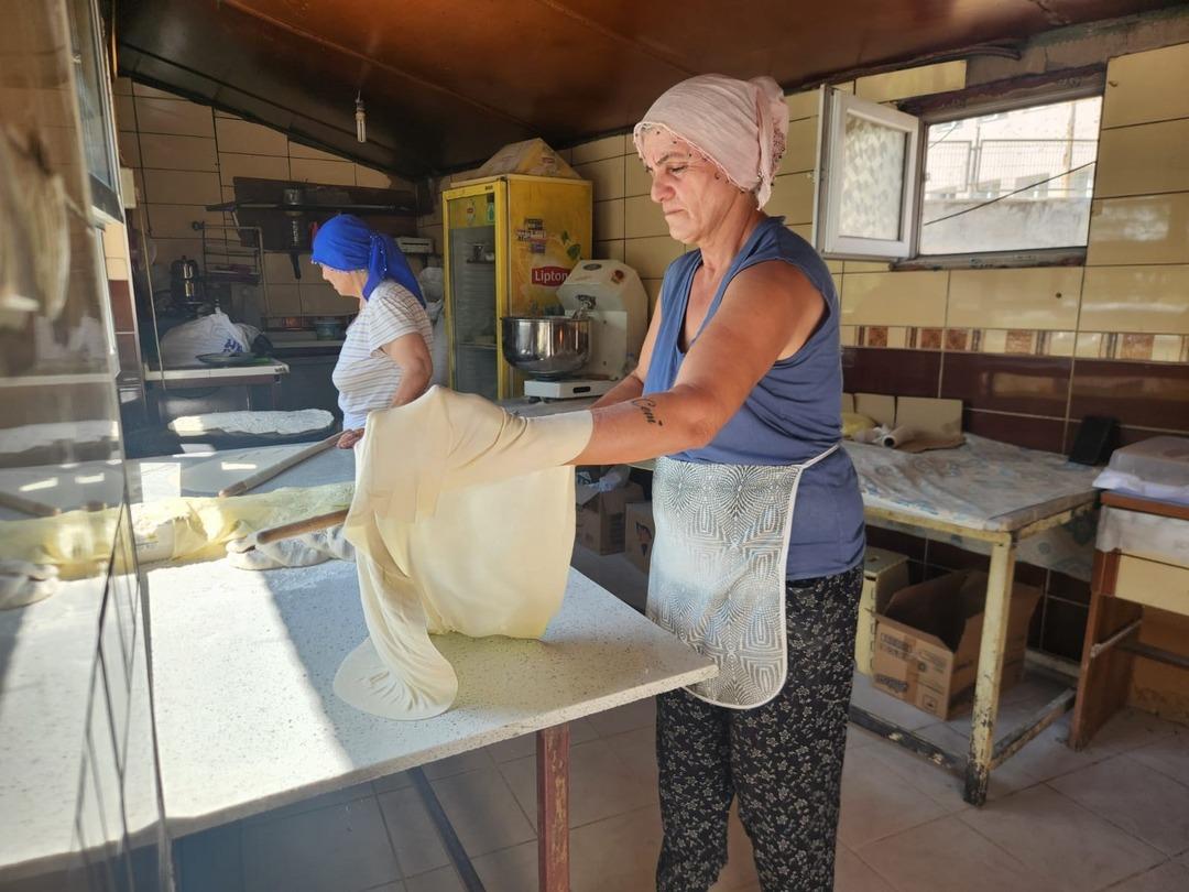  Küçücük dükkandan 4-5 aile geçiniyor  Eşi çok engel oldu ama yine de açtı 1
