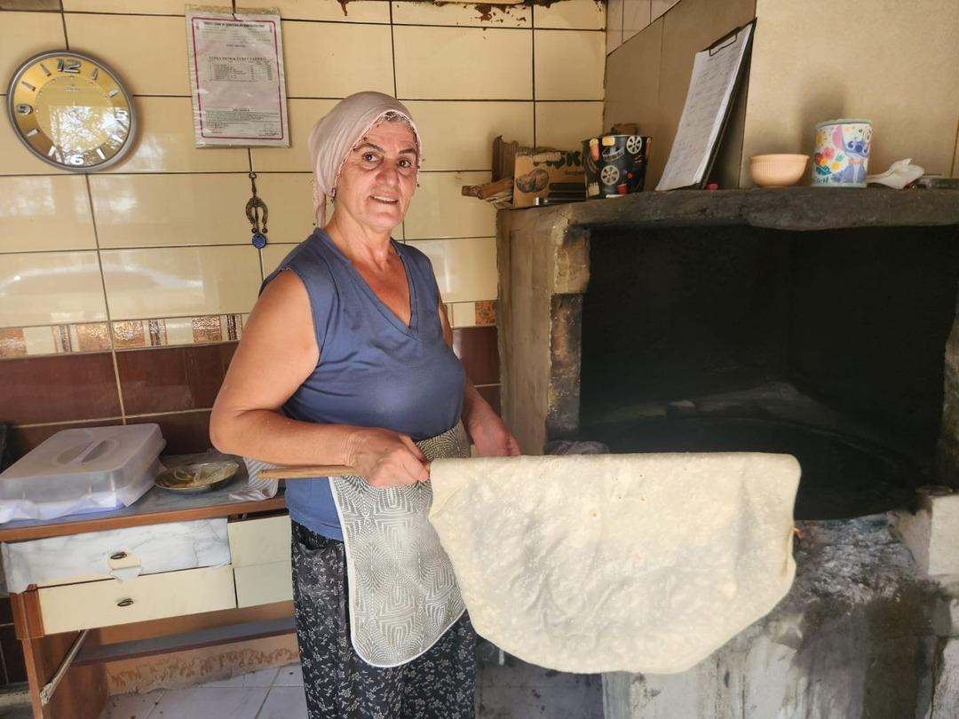  Küçücük dükkandan 4-5 aile geçiniyor  Eşi çok engel oldu ama yine de açtı 4