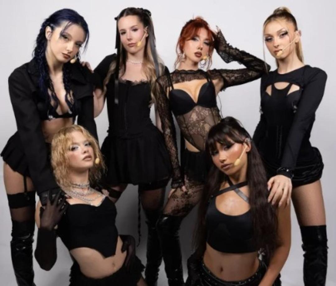 Manifest etkinliğinde viral olan anlar! Zeynep Sude Oktay Amerikan bayrağını imzaladı:  T&uuml;rk &uuml;m ben  2