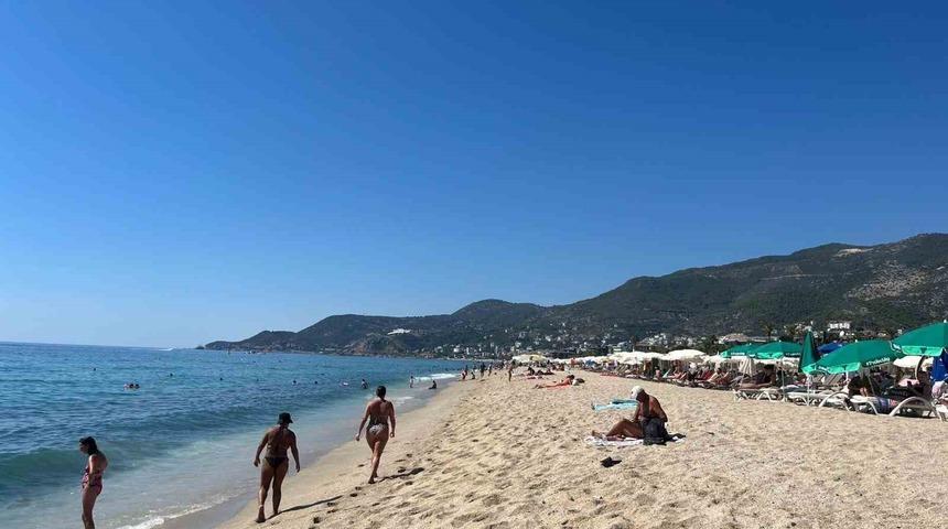 Alanya’da eylül ayında plajlar doldu