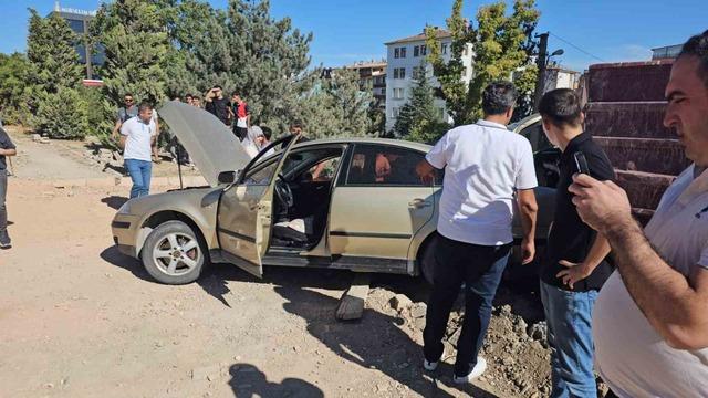 Elazığ’da otomobil ile kamyon çarpıştı 1