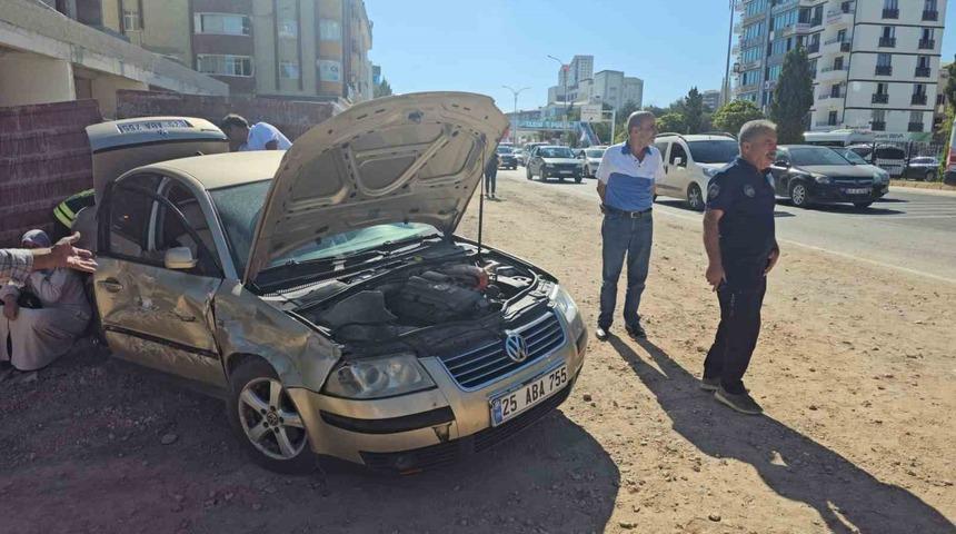 Elazığ’da otomobil ile kamyon çarpıştı