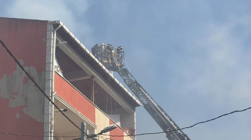 Avcılar’da bir binanın çatısında çıkan yangın 3 binaya sıçradı