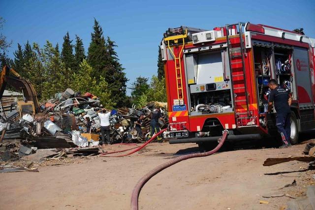 Antalya’da hurdacıda çıkan yangın söndürüldü 6