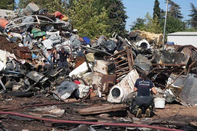 Antalya’da hurdacıda çıkan yangın söndürüldü 5