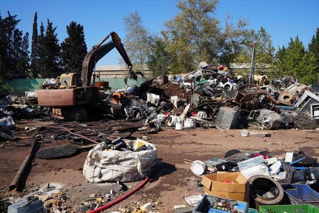 Antalya’da hurdacıda çıkan yangın söndürüldü 4