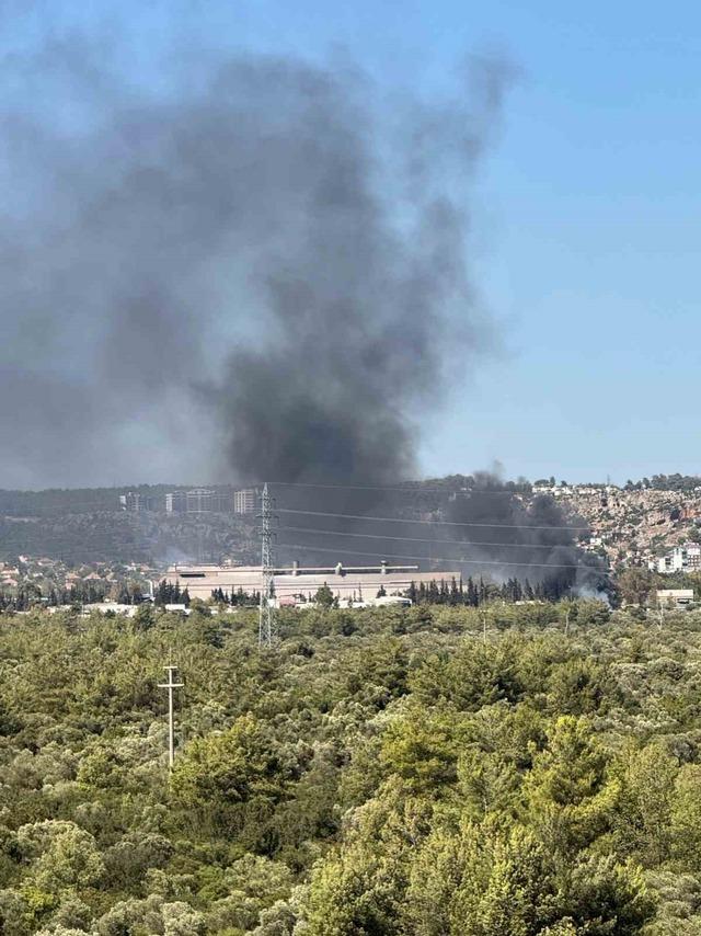 Antalya’da hurdacıda çıkan yangın söndürüldü 2