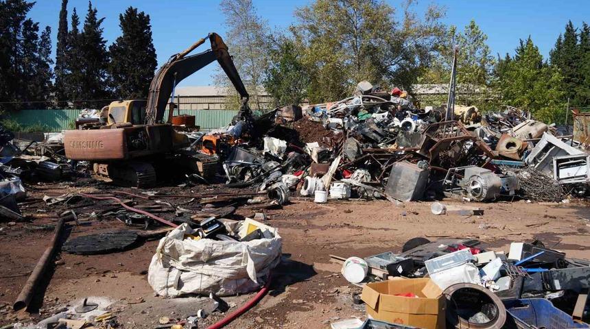 Antalya’da hurdacıda çıkan yangın söndürüldü