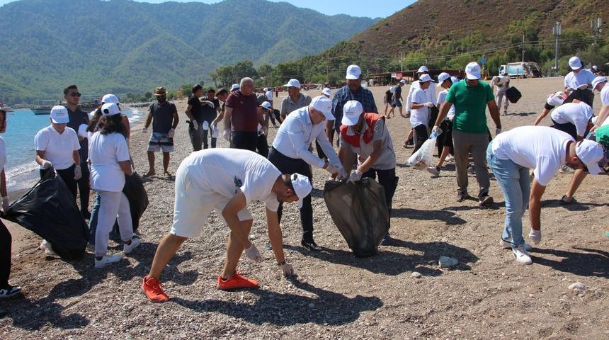 Adrasan’da yaz tatilinin ardından boş kalan plajı temizlediler