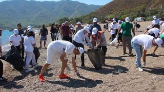 Adrasan’da yaz tatilinin ardından boş kalan plajı temizlediler