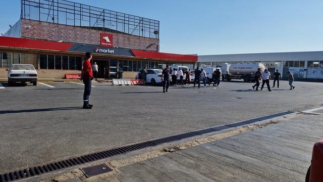 Omuz atma tartışmasında iki aile birbirine girdi