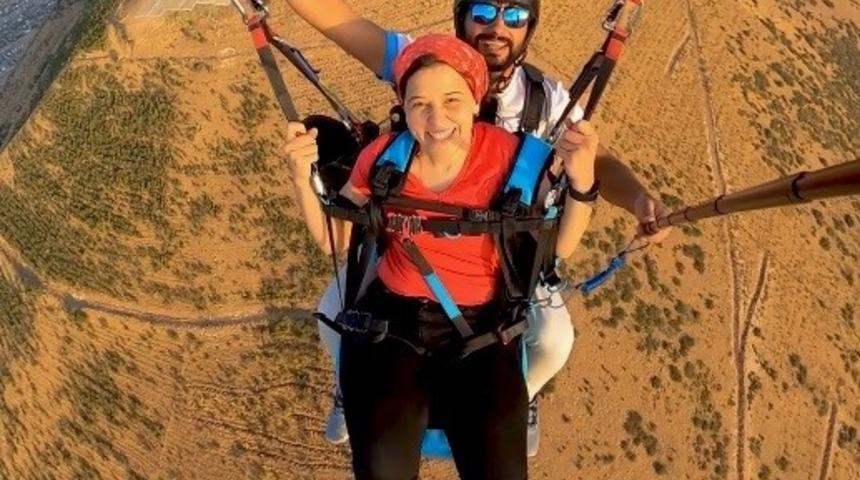 Yürüme engelli kadının hayali gerçek oldu, özgürlüğe uçarak kavuştu