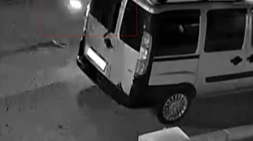 Otomobillerin lastiklerine zarar veren şahıs kameralara yakalandı