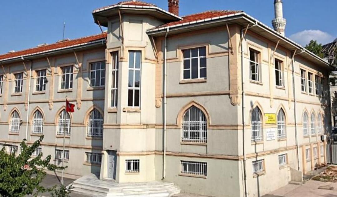 Yer: İstanbul, Fatih! 500 yıllık okulda esrarengiz semboller ortaya çıkmıştı... Korkutan sır perdesi aralandı 1