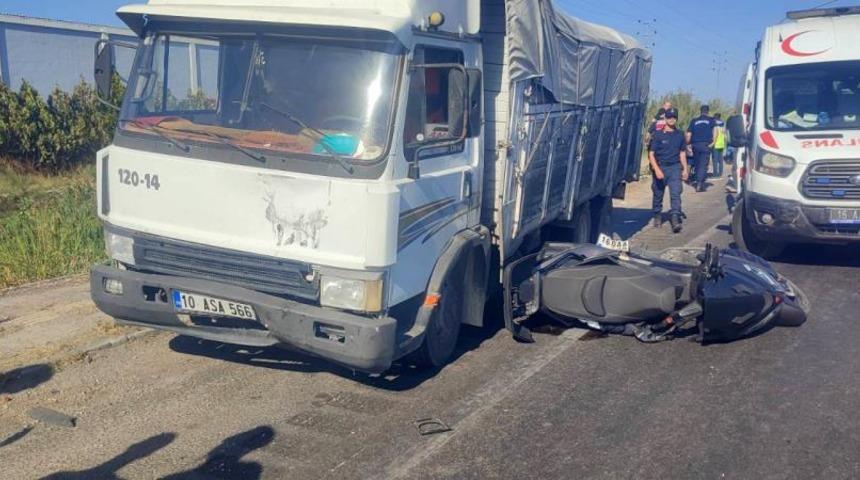 Kırmızı ışıkta feci kaza: Motosiklet sürücüsü baba öldü, 14 yaşındaki oğlu ağır yaralı