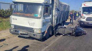 Kırmızı ışıkta feci kaza: Motosiklet sürücüsü baba öldü, 14 yaşındaki oğlu ağır yaralı