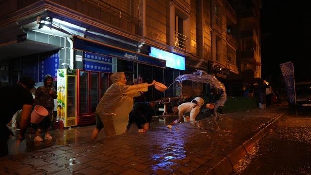 Samsun'da sağanak yağış: Atakum'da ev ve iş yerlerini su bastı
