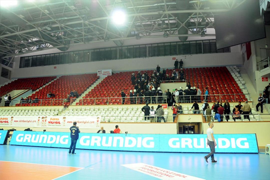 Galatasaray Odeabank - Fenerbah&ccedil;e Grundig ma&ccedil;ında olaylar &ccedil;ıktı