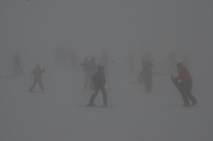 Uludağ yoğun kar ve sise rağmen doldu taştı G1