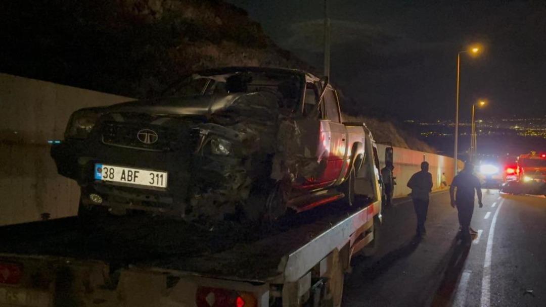 Kayseri’de iki araç kafa kafaya çarpıştı: 1 ölü, 3 yaralı 1