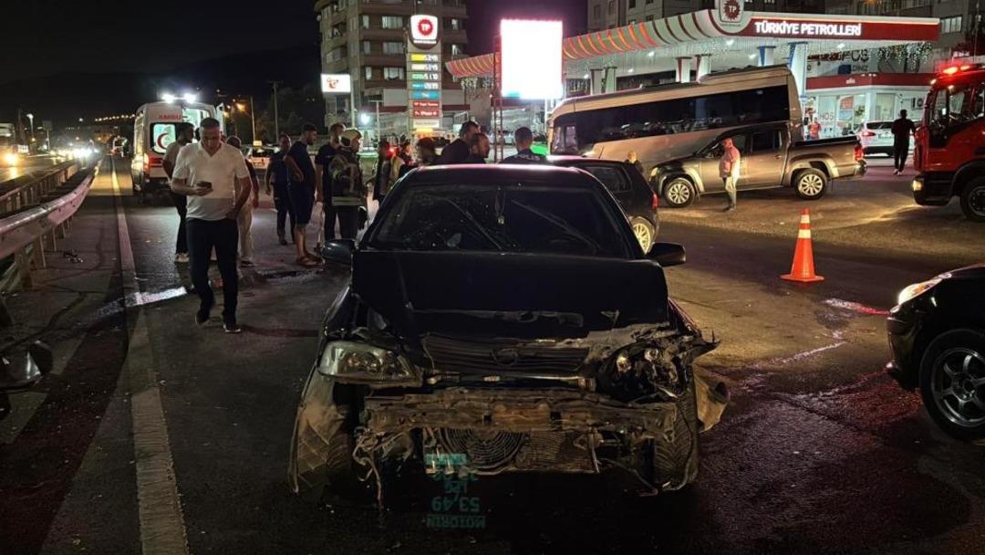 Kocaeli’de iki otomobil çarpıştı: 4 yaralı 1