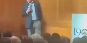O anlar saniye saniye kayda geçti... Ali Koç konuşma yaparken düştü! Tüm salonun yüreği ağzına geldi